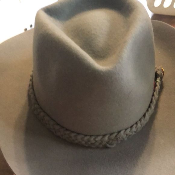Cowboy hat 🤠  Grey/braid around crown/feathers/kangaroo accent gold tone large - Picture 12 of 14